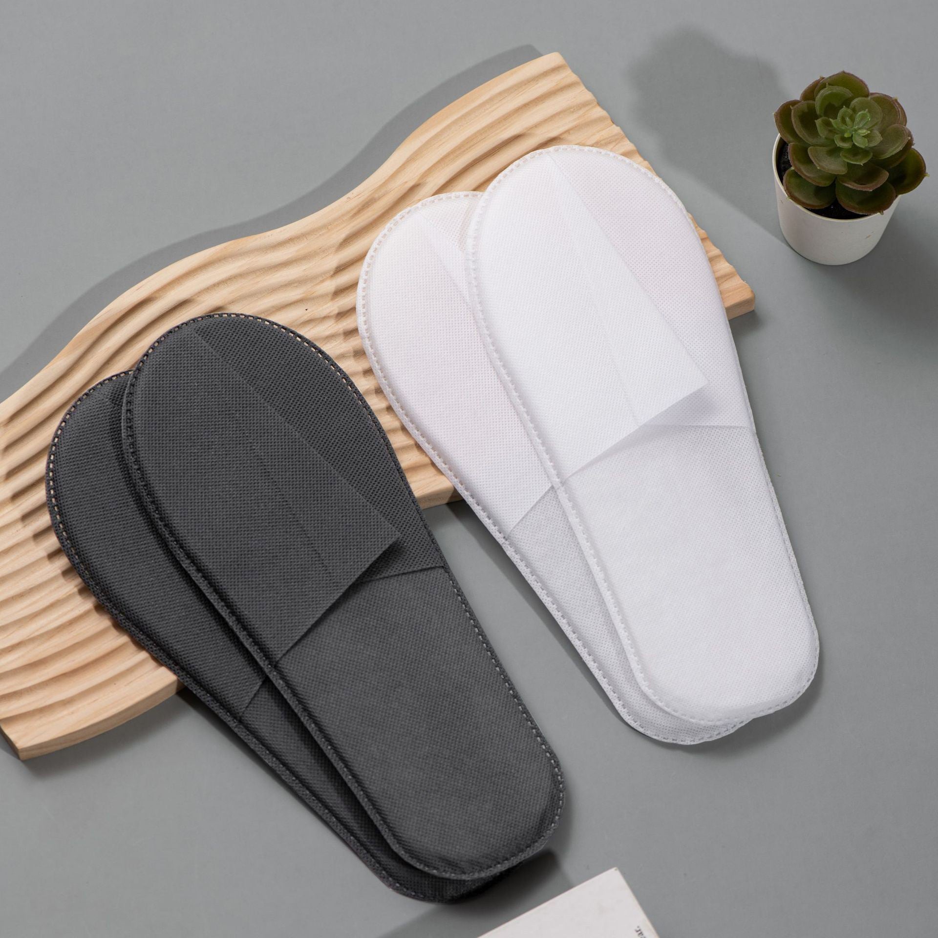 Factory In Stock Wholesale Hotel Supplies Disposable Non-slip Slippers Hotel Homestay Summer Thick Non-woven Slippers